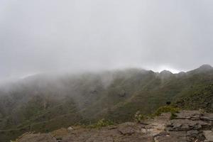 wolken boven de bergen op het eiland tenerife. foto