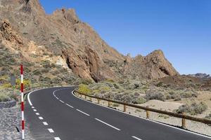 bergen en wegen op het eiland tenerife. foto