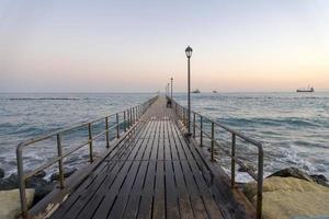 houten pier in limassol met uitzicht op de zee. foto
