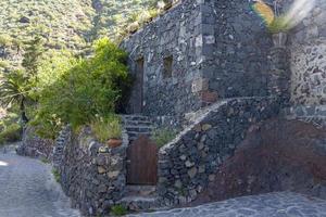 stenen huis aan de weg op het eiland Tenerife. foto