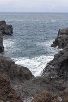 kustlijn met stenen op het eiland tenerife. foto