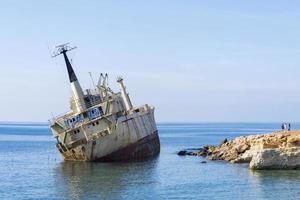 verlaten schip dat schipbreuk leed voor de kust van cyprus foto