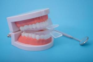 individuele tand tray voor whitening en schimmel. imitatie van een kunstgebit foto