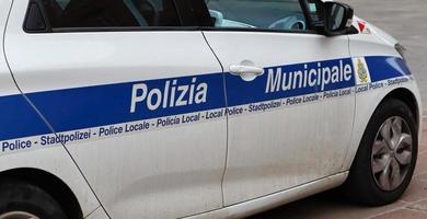 bologna, italië, 2021 italiaanse polizia gemeentelijke auto geparkeerd in het centrum van bologna. Italië foto