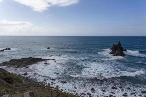 zwart zandstrand in spanje op het eiland tenerife. foto