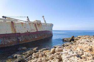 verlaten schip dat schipbreuk leed voor de kust van cyprus foto