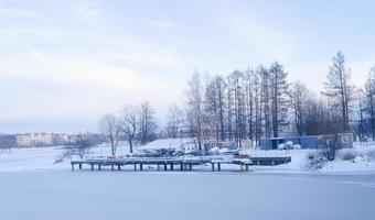 aanlegsteiger bij een bevroren rivier op een koude winterdag foto