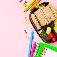 schoollunchbox met broodjes foto