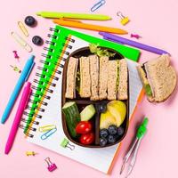 school houten lunchbox met broodjes foto