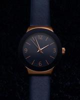 vrouwenhorloge, goud en blauwe kleur foto