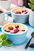 traditionele franse zoete fruitdessert clafoutis foto