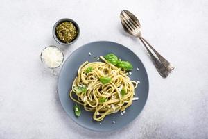 linguine met groene pesto foto