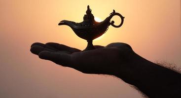 aladdin magische lamp in de lucht met zon foto