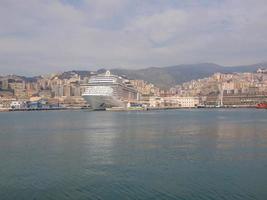 uitzicht op genua italië vanaf de zee foto