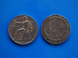 1 lira munt, koninkrijk van italië over blauw foto