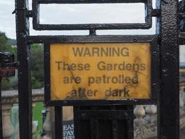 waarschuwingsbord in de tuin foto