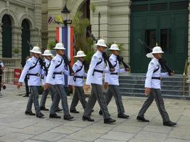 het grote paleis bangkok thailand22 mei 2019toeristen die het grote paleis en wat phra keaw in bangkok thailand bezoeken.op bangkok thailand22 mei 2019. foto