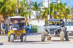 holbox mexico 21 december 2021 golfkar taxi auto's karren en buggy pier holbox mexico. foto