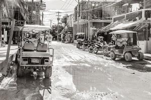 holbox mexico 22. december 2021 golfkar buggy auto's karren modderige straat dorp holbox mexico. foto