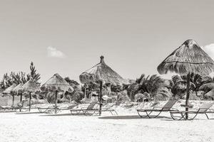 mooie holbox eiland strand zandbank panorama palapa ligstoelen mexico. foto