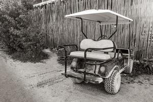 golfkar buggy auto's karren modderige straat dorp holbox mexico. foto