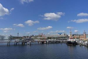 panoramisch uitzicht vanaf de zijkant van een cruiseschip naar het centrum van kiel, duitsland foto