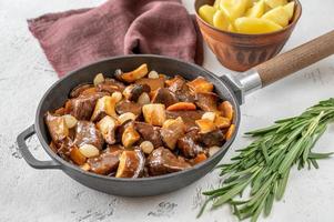 beef bourguignon - franse runderstoof foto