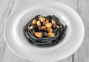 zwarte pasta met babychampignons foto
