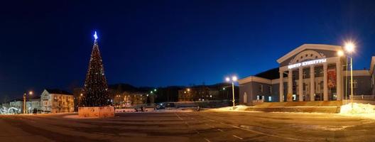 nakhodka, primorsky krai-11 januari 2020-nachtlandschap van het stadsplein met een kerstboom. foto