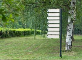 leeg bord in het park op een achtergrond van bomen foto