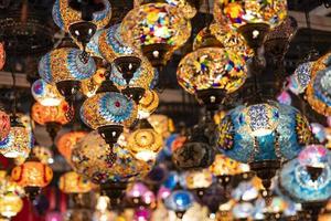 oosterse kleurrijke glazen hanglampen of lantaarns artistieke selectieve focus achtergrond. foto