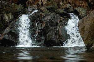 kleine waterval tussen de rotsen en het bos. prachtig berglandschap. kopiëren, lege ruimte voor tekst foto