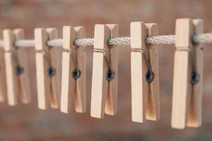 houten wasknijpers aan een touw. kopiëren, lege ruimte voor tekst foto