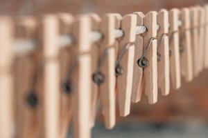 houten wasknijpers aan een touw. selectieve focus op een wasknijper. kopiëren, lege ruimte voor tekst foto