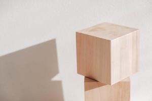 twee houten blokken van natuurlijk hout op een witte achtergrond. kopiëren, lege ruimte voor tekst foto