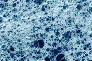 zeepbellen op een achtergrond van blauw water als textuur foto