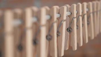 houten wasknijpers hangen aan een touw. selectieve focus op één wasknijper foto