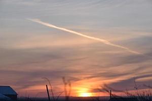 avond zonsondergang in een dorp met huizen foto