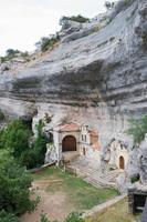 ingang van nationaal monument ojo guarena, grotten en kerk in de rots. merindades, burgos, spanje foto