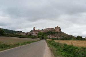 prachtig uitzicht op frias, historisch dorp met kasteel, kerk en traditionele huizen. burgos, merindades, spanje. foto