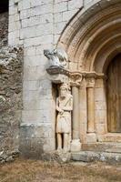 sculptuur bij de hoofdingang van de kerk gewijd aan san pantaleon de la losa, merindades, spanje foto