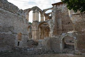 romantische ruïnes van het oude klooster van santa maria de rioseco, burgos, merindades, spanje foto