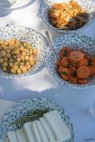bowls met gezonde voorgerechten als kikkererwten, wortel en kaas. mooi servies met een patroon van kleine bloemen foto