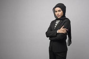 mooie zakenvrouw met hijab portret op witte achtergrond foto