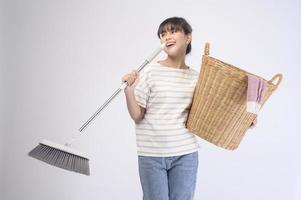 jonge mooie huisvrouw glimlachend op witte achtergrond foto