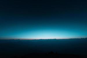 de ochtend voor zonsopgang op de berg, het blauwe uur in de vroege ochtend foto