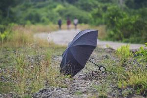 zwarte paraplu op dorpspad foto