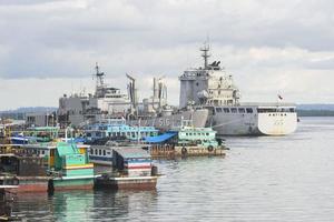 militair schip dat aanmeert in het marinedok foto