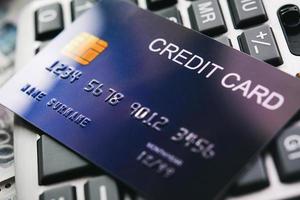 creditcard op rekenmachineachtergrond voor financieel concept foto
