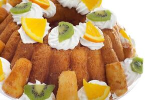 een bundt taart met fruit Aan top foto